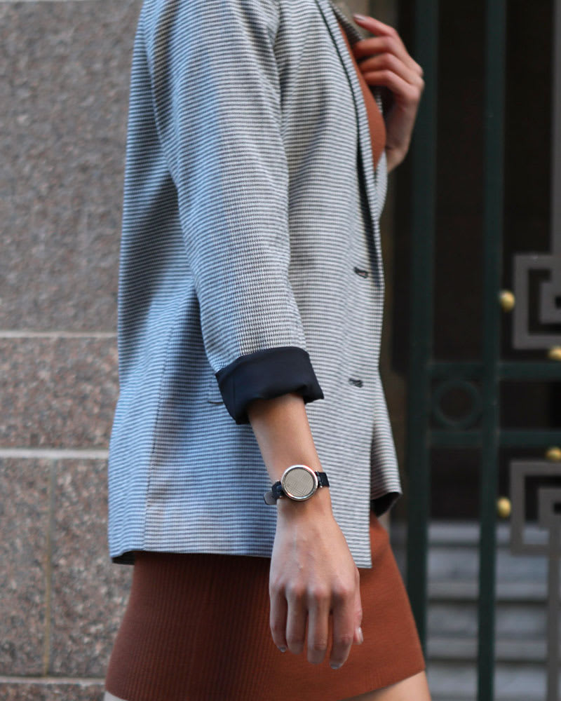  Garmin Lily - Reloj inteligente clásico para mujer con  Wearable4U Power Bundle (bisel dorado claro con correa de cuero italiano  blanca) : Electrónica