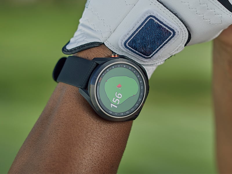 Garmin Approach S42 - Reloj GPS de golf para mujer (oro rosa/arena clara) |  Paquete de golfistas con cargador portátil y protectores de pantalla de