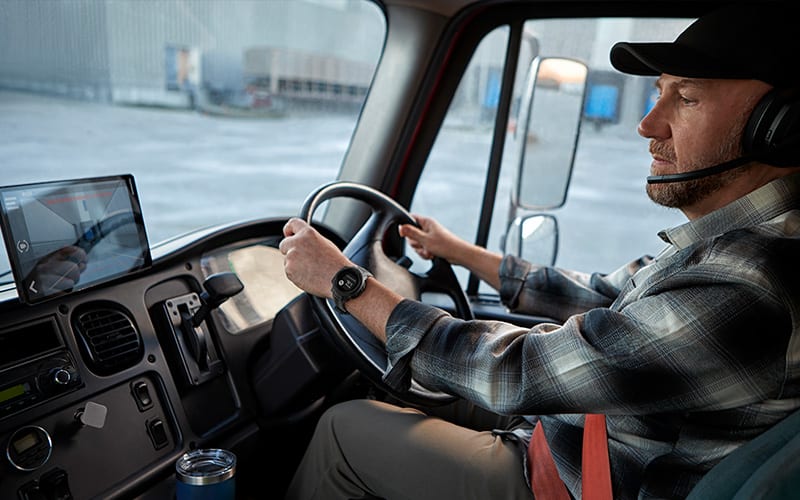 Cinq raisons pour lesquelles tous les conducteurs de camion ont besoin d'un  casque Garmin dēzl - Garmin Blog