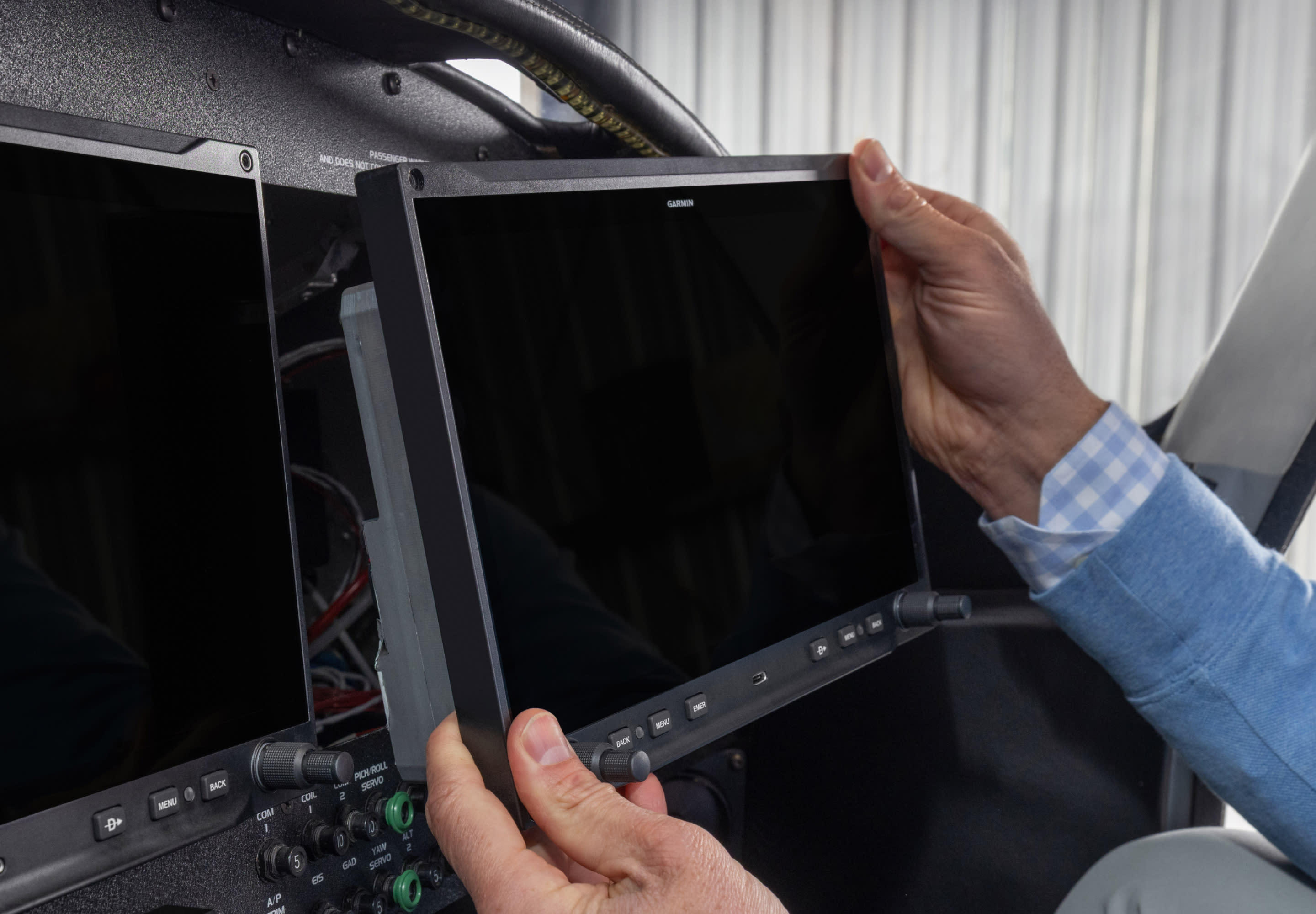 Streamlined Garmin AXIS aircraft panel installation